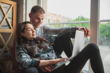 Karantina tecrit, ev konsepti - genç beyaz bir çift dünya çapında acil durum sırasında yeni yaşam tarzının tadını çıkarıyor.