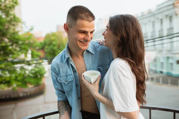 Verrouillage en quarantaine, concept de rester à la maison - jeune beau couple caucasien profitant d'un nouveau mode de vie pendant le coronavirus urgence sanitaire mondiale — Photo