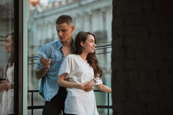 Cierre de cuarentena, concepto de quedarse en casa - joven hermosa pareja caucásica disfrutando de un nuevo estilo de vida durante la emergencia coronavirus salud en todo el mundo — Foto de Stock