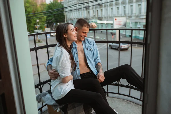 Cierre de cuarentena, concepto de quedarse en casa - joven hermosa pareja caucásica disfrutando de un nuevo estilo de vida durante la emergencia coronavirus salud en todo el mundo —  Fotos de Stock