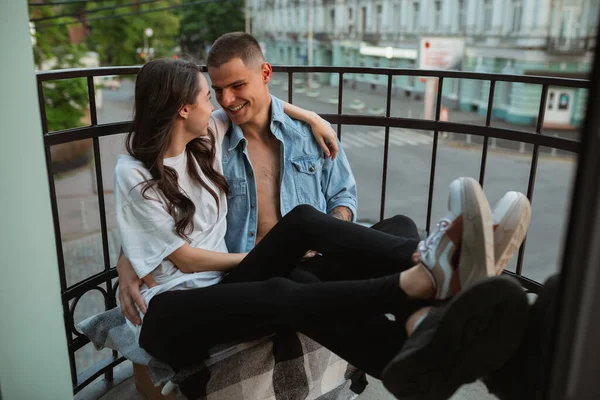 Cierre de cuarentena, concepto de quedarse en casa - joven hermosa pareja caucásica disfrutando de un nuevo estilo de vida durante la emergencia coronavirus salud en todo el mundo —  Fotos de Stock