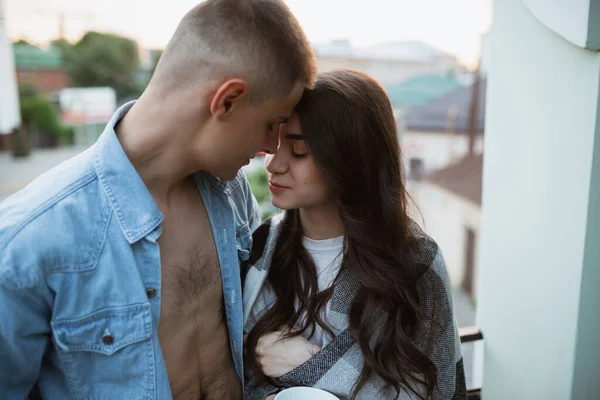 Cierre de cuarentena, concepto de quedarse en casa - joven hermosa pareja caucásica disfrutando de un nuevo estilo de vida durante la emergencia coronavirus salud en todo el mundo — Foto de Stock