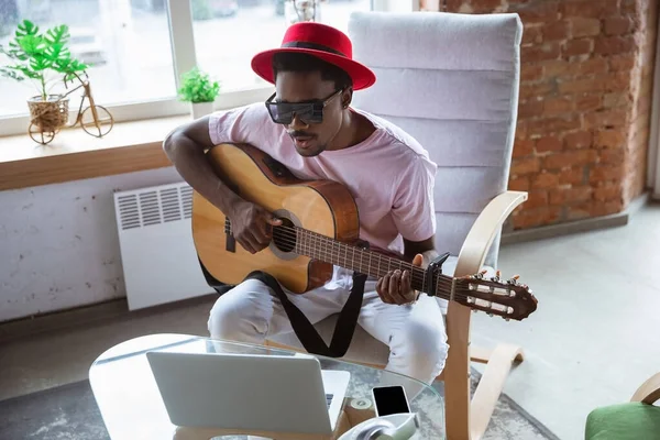 Afroamerikanischer Musiker spielt Gitarre bei Online-Konzert zu Hause isoliert und unter Quarantäne, beeindruckende Improvisation — Stockfoto