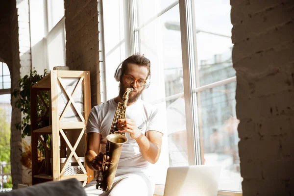Kaukasischer Musiker spielt Saxofon bei Online-Konzert zu Hause isoliert und unter Quarantäne, beeindruckende Improvisation — Stockfoto