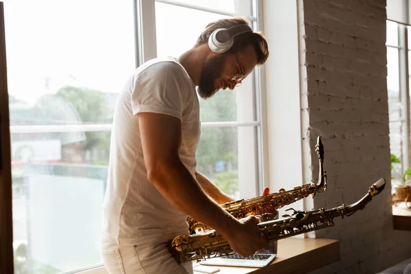 Kaukasischer Musiker wählt Instrument für Konzert zu Hause isoliert und unter Quarantäne, beeindruckende Improvisation mit online angeschlossener Band — Stockfoto