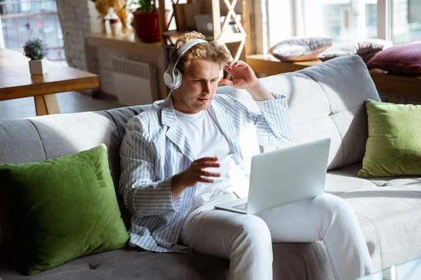 Evdeki online konser sırasında beyaz bir adam tecrit edilmiş ve karantinaya alınmış, etkileyici bir doğaçlama. — Stok fotoğraf