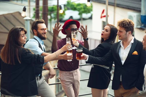 Groupe multiethnique de personnes qui célèbrent, regardent heureux, font la fête d'entreprise au bureau ou au bar — Photo