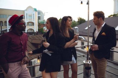 Kutlama yapan, mutlu görünen, ofiste ya da barda kurumsal parti veren çok ırklı bir grup insan.