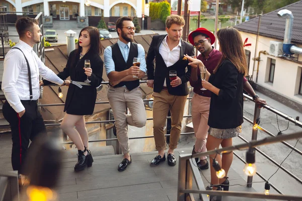 Мультиэтническая группа людей, празднующих, выглядеть счастливыми, иметь корпоративную вечеринку в офисе или баре — стоковое фото