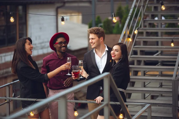 Groupe multiethnique de personnes qui célèbrent, regardent heureux, font la fête d'entreprise au bureau ou au bar — Photo