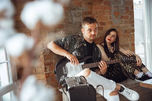 Kaukascy muzycy podczas koncertu online w domu izolowani i objęci kwarantanną, radośni i szczęśliwi, imponujący improwizacja — Zdjęcie stockowe