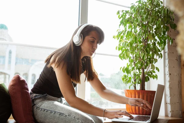 Caucásico cantante femenina durante el concierto en línea en casa aislado y en cuarentena, alegre y feliz, preparándose para la perfomance — Foto de Stock