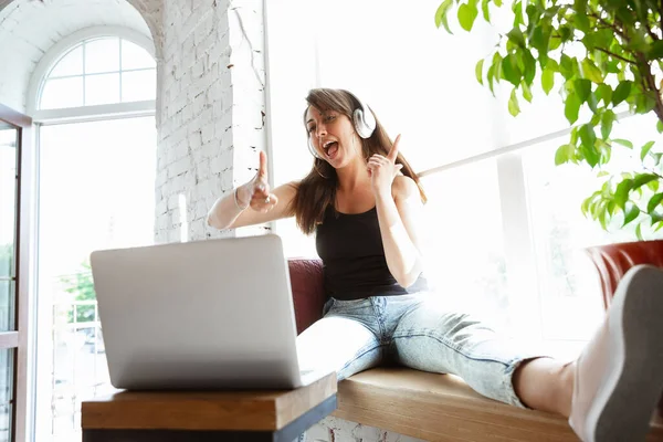 Vit kvinnlig sångare under online-konsert hemma isolerad och i karantän, glad och glad, sjunga live, uppträda — Stockfoto