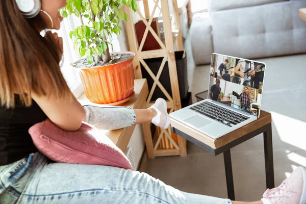 Vit kvinnlig sångare under online-konsert hemma isolerad och i karantän, glad och glad, sjunga live, uppträda med anslutna band — Stockfoto