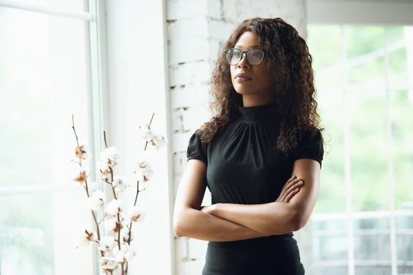 Bela mulher de negócios afro-americana bem vestida parece confiante e ocupada, bem sucedida — Fotografia de Stock