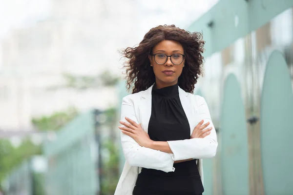 Bela mulher de negócios afro-americana bem vestida parece confiante e ocupada, bem sucedida — Fotografia de Stock