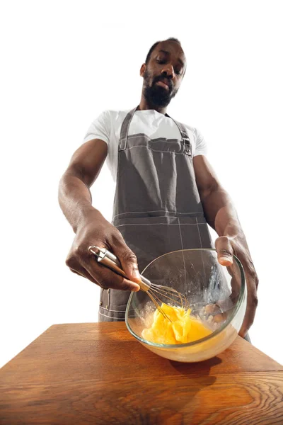 Csodálatos afro-amerikai férfi készít hihetetlen ételek közelről akció, részletek és fényes érzelmek, profi szakács. Omlett elkészítése, tojáskeverés — Stock Fotó