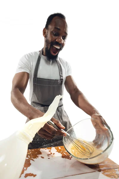 놀라운 아프리카 계 미국인 남자가 근접 한 행동, 세부 사항, 밝은 감정, 전문 요리사로 믿을 수없는 음식을 준비하고 있습니다. 오믈렛을 준비하는 모습, 달걀 과물기 있는 우유를 섞는 모습 — 스톡 사진