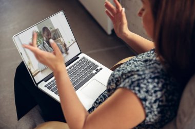Doktorların semptomları kontrol etmesi ve uyuşturucu alımlarını açıklamasıyla görüntülü görüşme sırasında çevrimiçi tıbbi yardım ve danışmanlık alan genç kadına yakın çekim