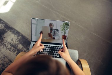 Doktorların semptomları kontrol etmesi ve uyuşturucu alımlarını açıklamasıyla görüntülü görüşme sırasında çevrimiçi tıbbi yardım ve danışmanlık alan genç kadına yakın çekim