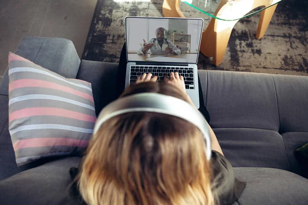 Mujer joven que recibe ayuda médica en línea y asesoramiento durante la videocall con el médico revisando los síntomas aand explicar los medicamentos recibidos — Foto de Stock