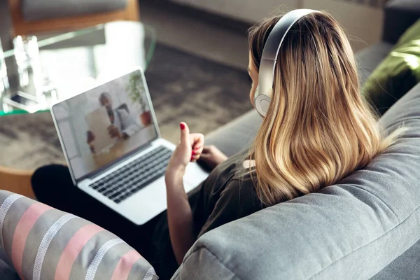 Ung kvinne som får medisinsk hjelp og råd på nettet under videokanalen mens legen sjekker symtomene og forklarer mottakene for narkotika – stockfoto