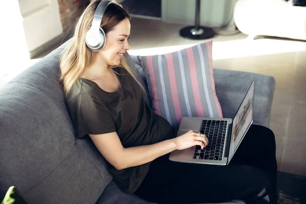 Young woman getting online medical help and advice during videocall with doctor checking symtoms aand explaining the drugs reciepes — Stock Photo, Image