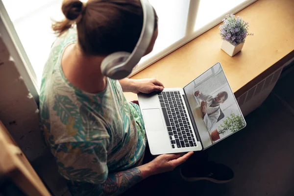 Närbild av ung man få online medicinsk hjälp och råd under videokall med läkare kontrollera symtomen aand förklara drogerna mottagna — Stockfoto