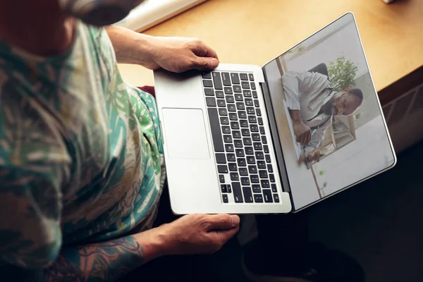 Primer plano del joven que recibe ayuda médica en línea y asesoramiento durante la videocall con el médico revisando los síntomas y explicando las drogas recibidas — Foto de Stock