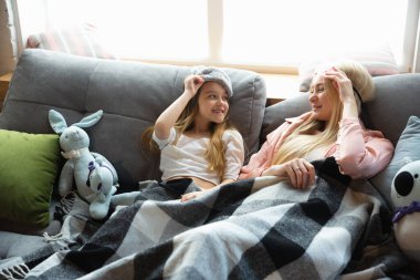 Anne ve kızı, kız kardeşler evde oldukça güzel ve eğlenceli bir gün geçiriyorlar. Rahatlık ve birliktelik. Yatak odasında uyanmak..