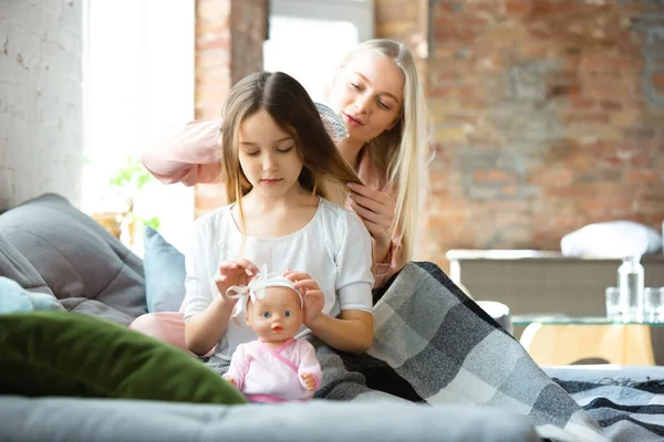 Mãe e filha, as irmãs têm bastante, beleza e diversão dia juntos em casa. Conforto e união. Fazendo um penteado . — Fotografia de Stock