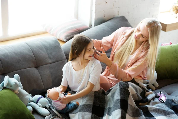 Anya és lánya, a nővéreknek szép és vidám napjuk van otthon. Kényelem és összetartás. A frizura készítése. — Stock Fotó