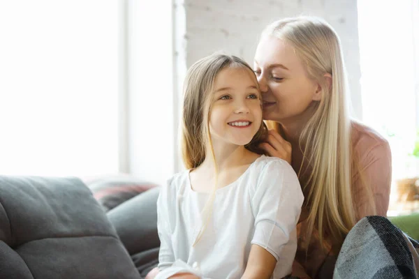 Mãe e filha, as irmãs têm bastante, beleza e diversão dia juntos em casa. Conforto e união. Contar segredos, brincar . — Fotografia de Stock