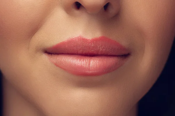 Primo piano di bella faccia femminile, labbra con luminoso trucco elegante isolato sul backgroud studio grigio — Foto Stock