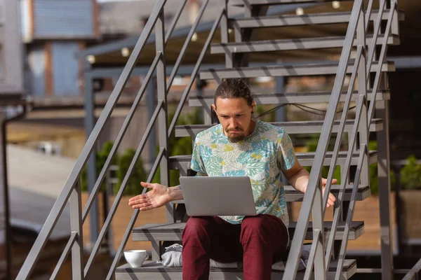 Joven, hombre de negocios trabajando, estudiando al aire libre, mirando en la pantalla de la computadora, monitor. Espacio de copia . — Foto de Stock