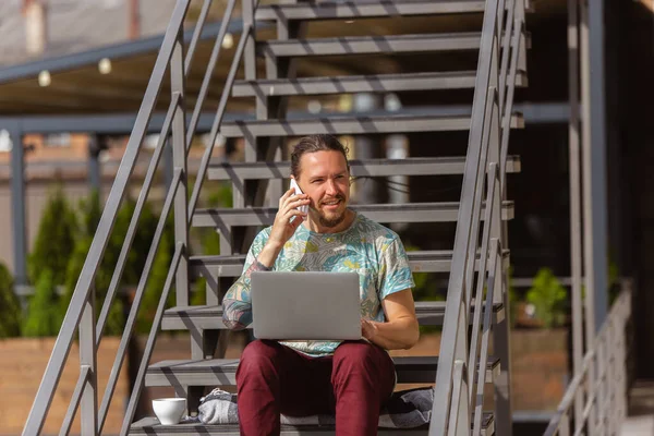 Joven, hombre de negocios trabajando, estudiando al aire libre, mirando en la pantalla de la computadora, monitor. Espacio de copia . — Foto de Stock