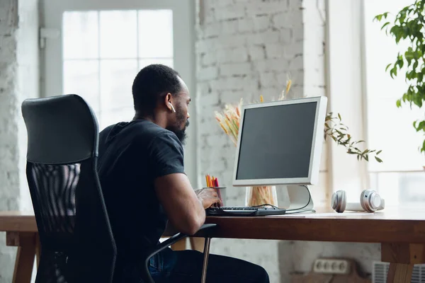 Junger Mann, Geschäftsmann im Büro, Blick auf leeren schwarzen Computerbildschirm, Monitor. Kopierraum. — Stockfoto