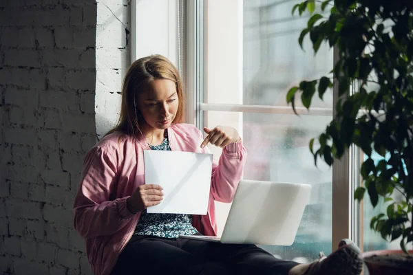 젊은 여성, 사무 여성, 집에서 일하거나 공부하는 백인 종이를 들고 화이트보드를 들고 있습니다. 집중하고 있어. 복사 공간. 위에서 본 풍경. — 스톡 사진