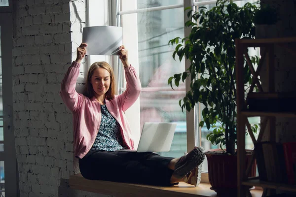 Junge Frau, Geschäftsfrau, die zu Hause arbeitet oder studiert, mit weißem Laken, Whiteboard. Aufmerksam, konzentriert. Kopierraum. Ansicht von oben. — Stockfoto