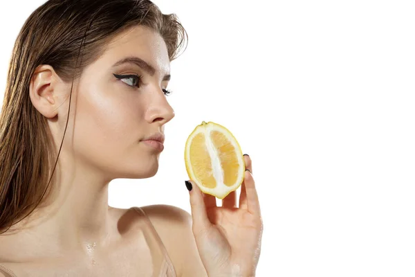 Verão. Mulher bonita com fatia de limão sobre fundo branco. Cosméticos e maquiagem, tratamento natural e ecológico, cuidados com a pele . — Fotografia de Stock