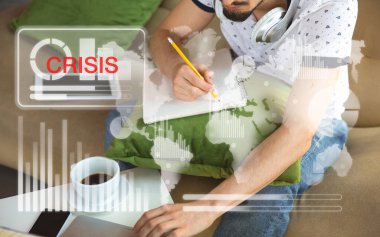 Modern teknoloji ve dijital katman etkisi arayüzü. Çaresizlik içinde çalışan adam iflas etti. İş, finans krizi, ekonomik durgunluk, işsizlik kavramı.
