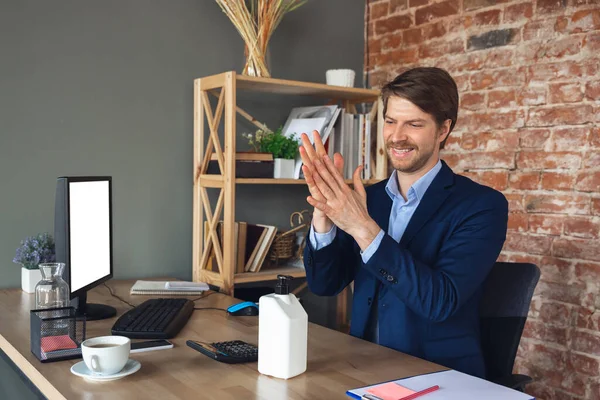 Jeune homme, manager, équipe dirigée retour au travail dans son bureau après la quarantaine, se sent heureux et inspiré — Photo