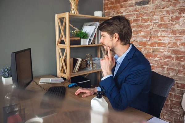 Junger Mann, Manager, Teamleiter kehrt nach Quarantäne in sein Büro zurück, fühlt sich glücklich und inspiriert — Stockfoto