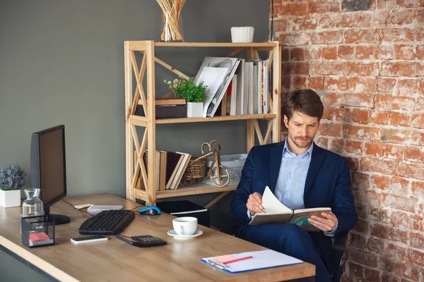 Jeune homme, manager, équipe dirigée retour au travail dans son bureau après la quarantaine, se sent heureux et inspiré — Photo