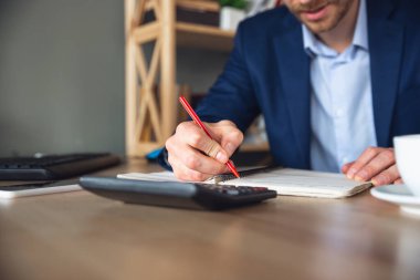 Genç adam, menajer ve ekip karantinadan sonra ofisine döndü. Mutlu ve ilham verici.