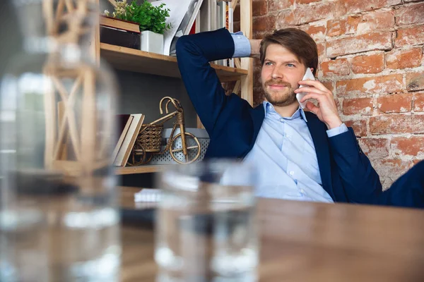 Jeune homme, manager, équipe dirigée retour au travail dans son bureau après la quarantaine, se sent heureux et inspiré — Photo