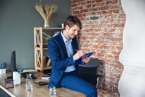 Jeune homme, manager, équipe dirigée retour au travail dans son bureau après la quarantaine, se sent heureux et inspiré — Photo