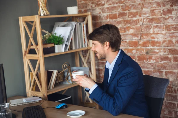 Young man, manager, team led return to work in his office after quarantine, feels happy and inspired — Stock Photo, Image