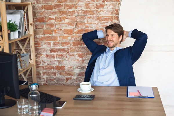 Joven, gerente, equipo llevó a volver a trabajar en su oficina después de la cuarentena, se siente feliz e inspirado — Foto de Stock