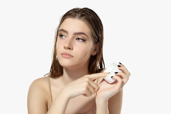 Jeugdgeheimen. Close-up van mooie jonge vrouw met moisturizer over witte achtergrond. Cosmetica en make-up, natuurlijke en eco-behandeling, huidverzorging. — Stockfoto